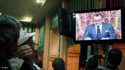 جلس المغاربة امام التلفزيون لمشاهدة خطاب ملكهم 