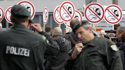 Anhänger der rechtspopulistischen Partei Pro NRW demonstrieren in Köln gegen den Moscheebau im Stadtteil Ehrenfeld; Foto: dpa/picture-alliance