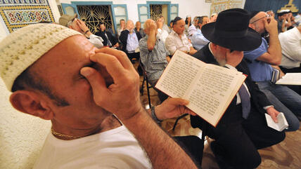 Jüdische Männer beim Gebet in der Amram-ben-Diwan-Synagoge während einer jüdischen Pilgerreise in Nordmarokko (Foto: Abdelhak/AFP/GettyImages)