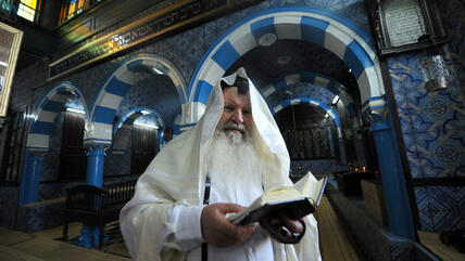Rabbi Maimoun liest die Torah in der Ghriba-Synagoge in Djerba; Foto: AFP/Getty Images