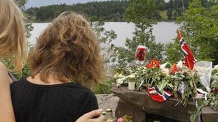 Zwei Frauen trauern um die Opfer des Massenmordes in Norwegen; Foto: dapd