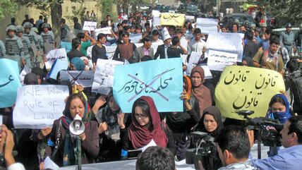  رجال ونساء يحتجون في كابُل على التمييز ضد المرأة، سبتمبر 2012. دويتشه فيله