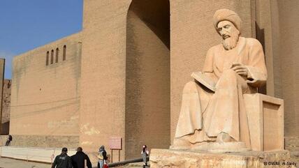 Statue of a man holding a book (photo: DW/Munaf al-Saidy)