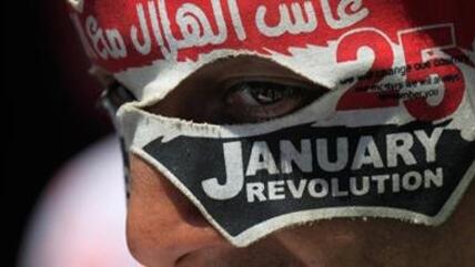 Jugendlicher auf dem Tahrir-Platz mit einer Maske, ''25. Januar''; Foto: AP