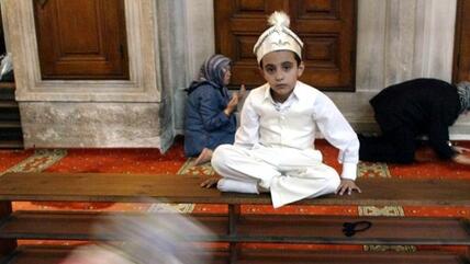 Ein türkischer Junge im traditionellen Zirkumzisionskostüm in einer Moschee in Istanbul; Foto: AP