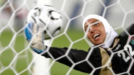 Die mit einem Kopftuch spielende jordanische Torfrau Misda Ramounieh während der 15. Asienspiele; Foto: picture-alliance/dpa