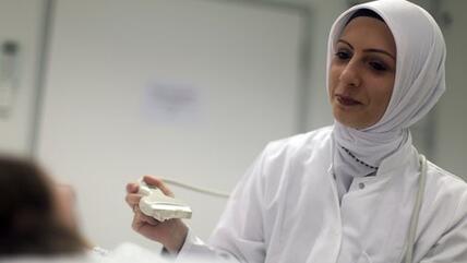 Die Ärztin Hatice Aygün trägt bei ihrer Arbeit in einem Lübecker Krankenhaus ein Kopftuch; Foto: dpa