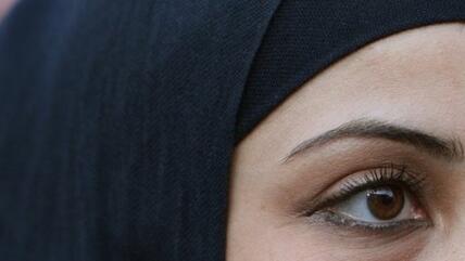 Close-up of a young woman wearing a headscarf (photo: dpa)