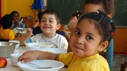 Kinder beim gemeinsamen Mittagessen im multikulturellen Kindergarten St. Simeon, Berlin; Foto: dpa
