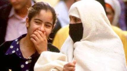 Marokkanerinnen mit und ohne Verhüllung; Foto: AP