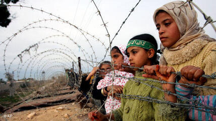 أطفال فلسطينيون على الحدود المصرية الفلسطينية. أ ب