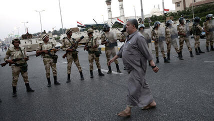 Einheiten der Armee sperren eine Verkehrsstraße in Kairo ab; Foto: dpa