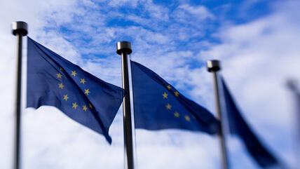 أعلام الاتحاد الأوروبي عند مبنى المفوضية الأوروبية في بروكسيل. د ب أ