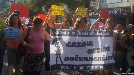 Türkische Schwangere protestieren in Izmir mit Transparenten gegen die Regierung Erdo﻿ğan, Foto: Meryem Gülbudak