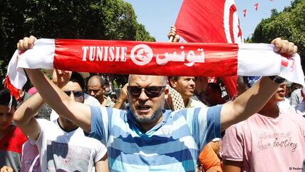 Regierungskritische Demonstranten in Tunis; Foto: Reuters