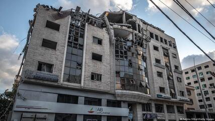 قطاع غزة - مبنى تجاري مدمر بغارات جوية إسرائيلية في قتال دامَ 11 يوما بين إسرائيل وحماس - مايو / أيار 2021.