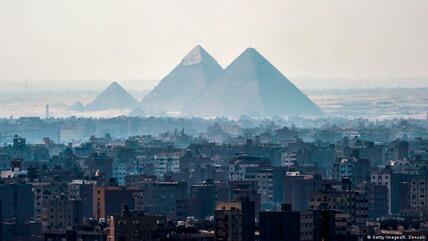 القاهرة والأهرامات في الخلفية - مصر.