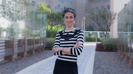 د. ليلى فاميليار محاضرة في جامعة نيويورك أبوظبي ومستشارة أكاديمية في مجال تعليم اللغة العربية. 