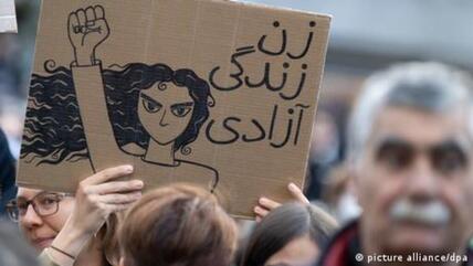احتجاجات في فرانكفورت في ألمانيا بعد وفاة الشابة الكردية جينا مهسا أميني في إيران.