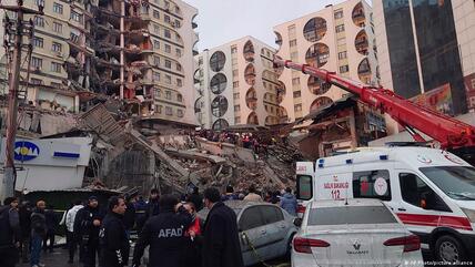 زلزال تركيا - هنا في منطقة ديار بكر. ارتفاع أعداد الضحايا مع مرور الوقت وتعهد دول بتقديم المساعدة العاجلة.
