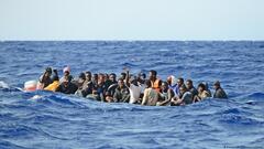 Migranten in einem Holzboot 