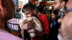 Ein Mann im Libanon hat eine Packung Brot ergattert.