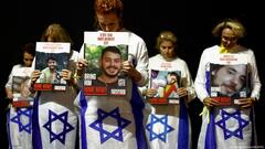 Demonstranten in Tel Aviv (am Samstagabend) fordern die Freilassung von Geiseln.