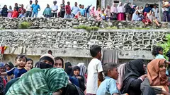 Flüchtende Rohingya bei der Ankunft in Indonesien, Provinz Aceh