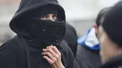 Junge Salafistin bei einer Demonstration in Berlin