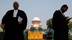 Zwei Juristen vor dem Obersten Gericht in Neu Delhi