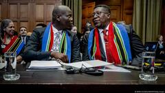 Der südafrikanische Justizminister Ronald Lamola und der südafrikanische Botschafter Vusimuzi Madonsela in den Niederlanden bei der Anhörung.