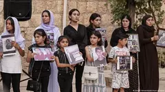 Jesidische Frauen und Kinder gedenken am 8. Jahrestag des Völkermords der Opfer.