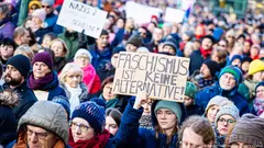 Teilnehmer bei einer Demonstration gegen rechts in Hannover am 20.1.2024
