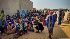 Diese sudanesischen Flüchtlinge warten am Adre-Krankenhaus im benachbarten Tschad auf medizinische Hilfe.