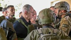 Von Soldaten umringt: Israels Premier Netanjahu bei einem Besuch im Kibbuz Be'eri