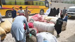 Erzwungene Rückkehr: Afghanische Flüchtlinge verlassen die pakistanische Großstadt Karatschi in Richtung Afghanistan.