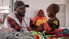 In einer Klinik von Ärzte ohne Grenzen im Sudan werden an Unterernährung leidende Kinder behandelt.