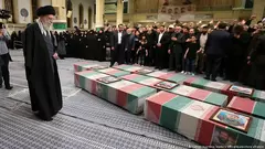 Irans Oberster Führer Ajatollah Ali Chamenei bei der Trauerfeier für die in Syrien getöteten Revolutionsgardisten.