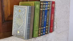 ترجمات القرآن بلغات مختلفة.