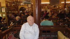 الخبير الألماني في شؤون الشرق الأوسط أودو شتاينباخ في فعالية بمقهى شابندر في شارع المتنبي في بغداد - العراق.