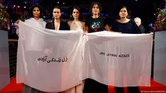 أعضاء من قِطَاع السينما الإيرانية يتظاهرون خلال مهرجان برليناله 2022 في ألمانيا.