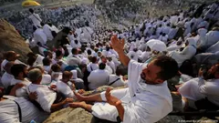 يمضي الحجّاج يومهم بالصلاة والدعاء عند جبل عرفات قرب مكة المكرمة، في ذروة مناسك الحجّ التي شارك بها أكثر من 1.8 مليون شخص في أجواء شديدة الحرارة.