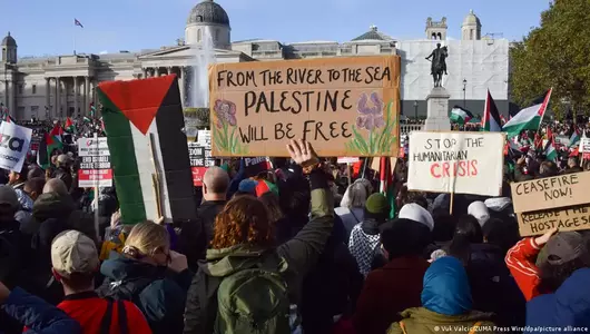 Tausendfach skandiert, doch hochumstritten: pro-palästinensische Parole "From the river to the sea" auf einer Demonstration in London.