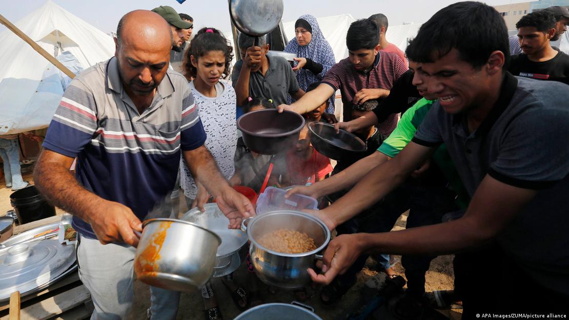 Verteilung von Essen durch Mitarbeiter des UN-Flüchtlingshilfswerks UNRWA in Chan Yunis im Gazastreifen.