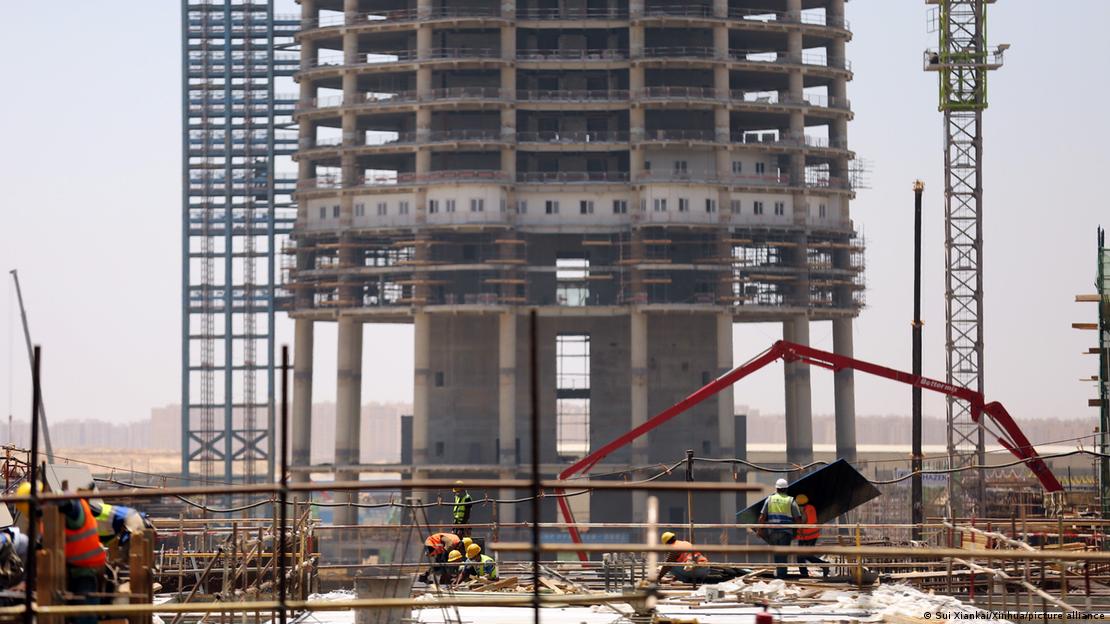 تقوم مصر حاليًا ببناء أعلى ناطحة سحاب في أفريقيا - اسمها "البرج الأيقوني" - بتكلفة مقدارها ثلاثة مليارات دولار. ومع ذلك فإنَّ مصر غارقلة في الديون. (Foto: Sui Xiankai/Xinhua/picture alliance) Ägypten baut den höchsten Wolkenkratzer Afrikas, den Iconic Tower, für drei Milliarden Dollar