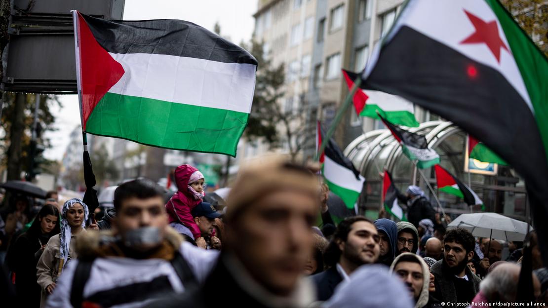 Solidarität mit Palästinensern bei einer Demonstration in Düsseldorf