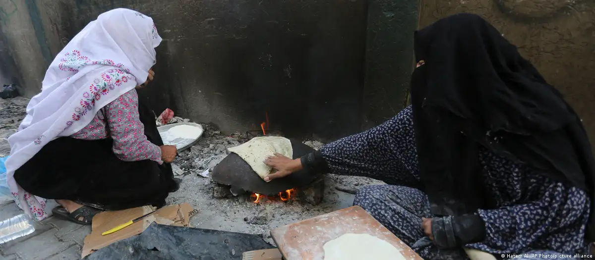 wei palästinensische Frauen backen Brot in Rafah im Gazastreifen.
