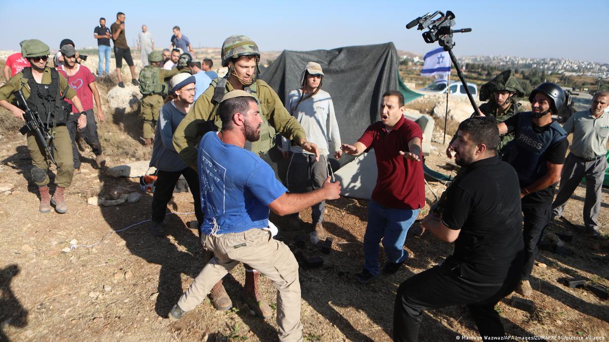 اشتباكات بين فلسطينيين ومستوطنين إسرائيليين نصبوا خياماً على أراضي قرية حلحول شمال الخليل بالضفة الغربية المحتلة (أرشيف)