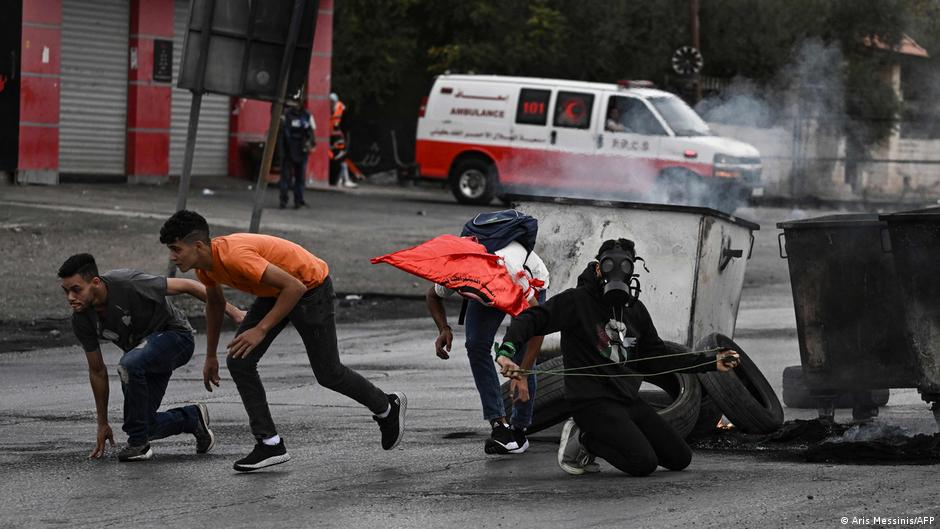 شبان فلسطينيون يختبئون خلال مظاهرة في رام الله بالضفة الغربية.  Palestinian youths take cover during a demonstration in Ramallah, West Bank Foto: Aris MESSINIS/AFP