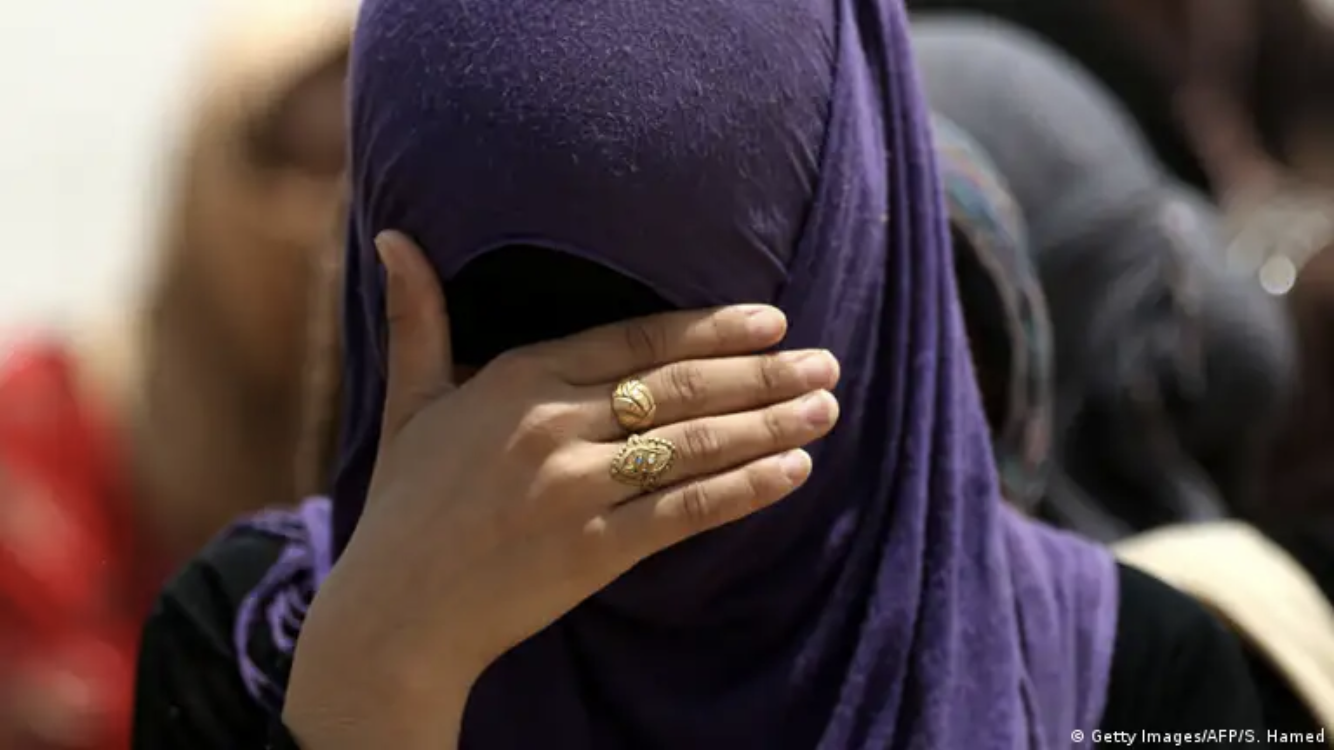 الصورة من الأرشيف: امرأة عراقية نازحة أفراد من عائلتها مُتهَمون بأنهم من أهالي مقاتلي داعش. Displaced Iraqi woman who family members are accused of being IS militants. Image: Getty Images/AFP/S. Hamed